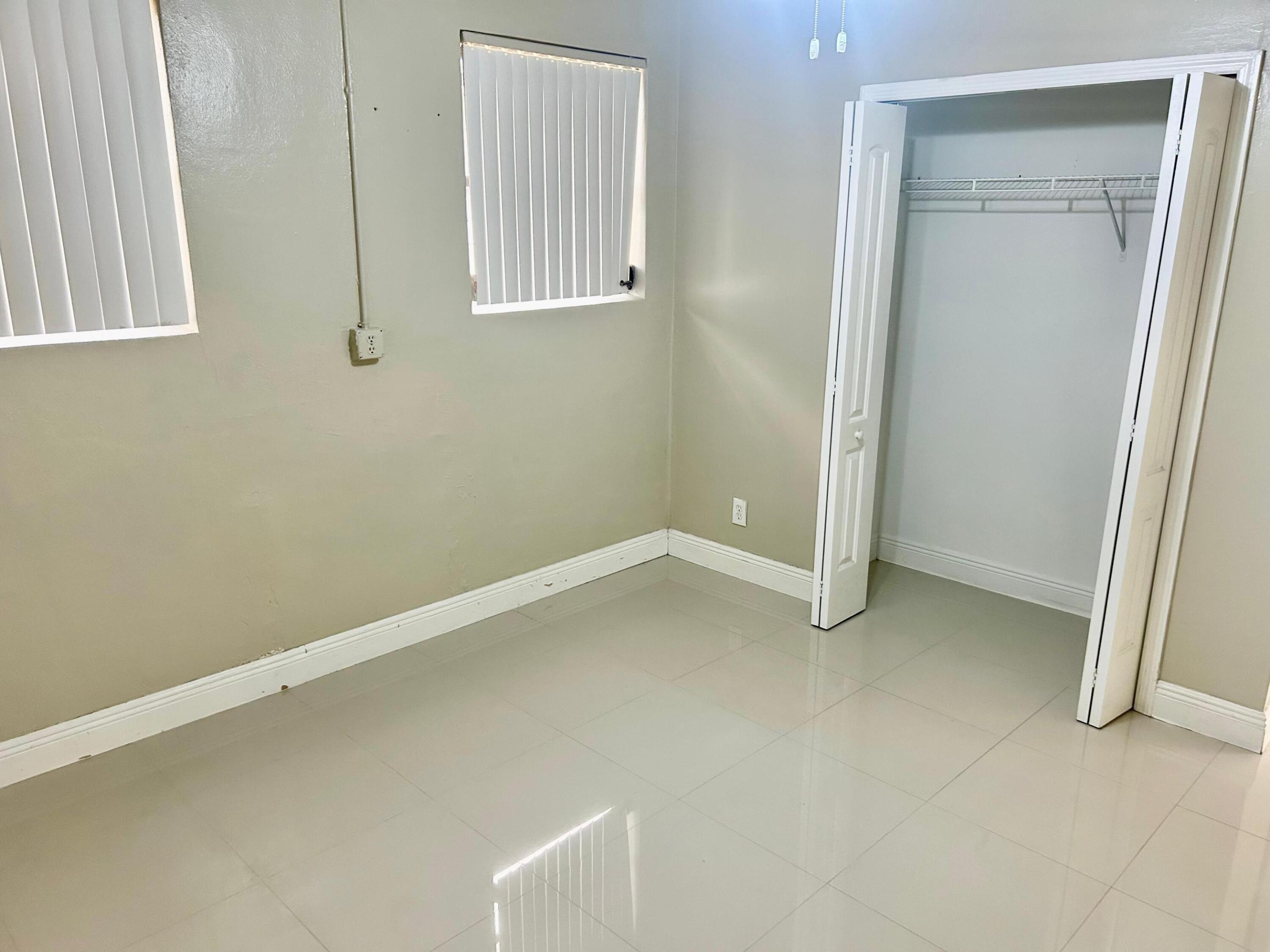 HOLLYWOOD HILLS - Residential