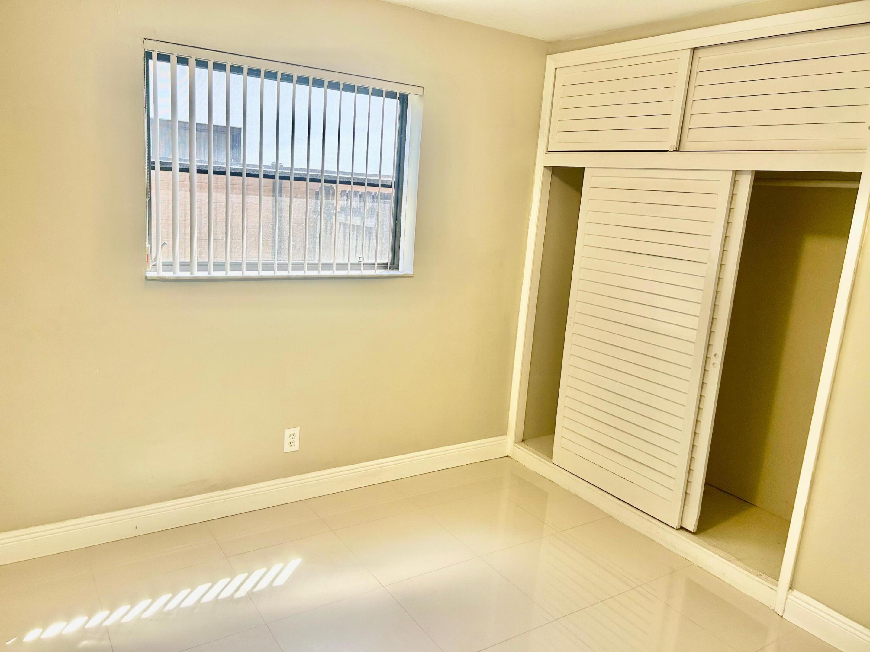 HOLLYWOOD HILLS - Residential