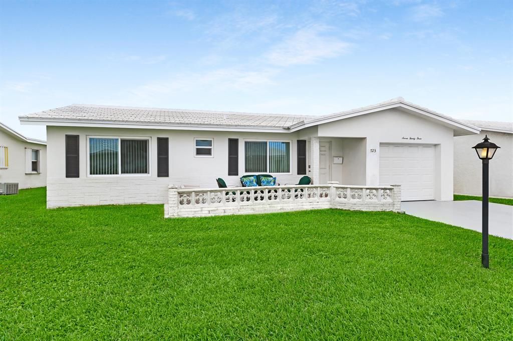 Photo of 723 SW 18th Court, Boynton Beach, FL 33426 (MLS # R10698469)
