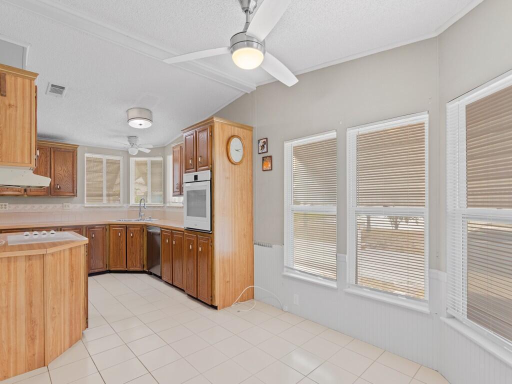 TROPICAL ISLES - Residential