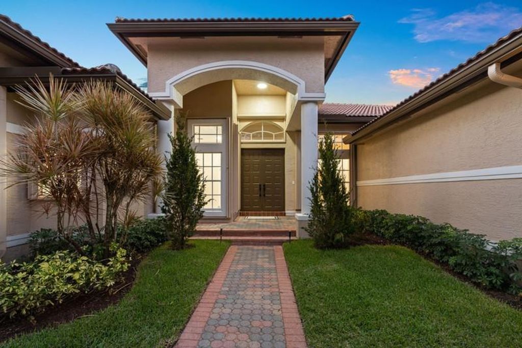Photo of 10311 N Lake Vista Cir, Davie, FL 33328 (MLS # F10325716)