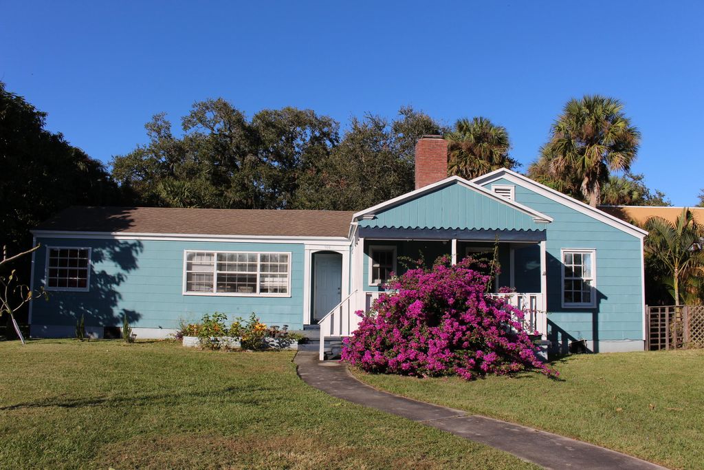 Photo of 904 Boston Avenue, Fort Pierce, FL 34950 (MLS # R11040222)