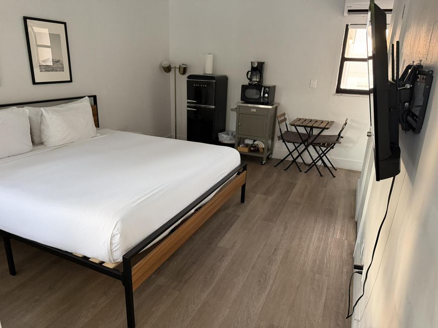 Beautiful studio across the street from the beach. Access to private heated pool for residents. New Publix in the neighborhood. 30+ restaurants in walking distance including some of the most famous in Fort Lauderdale. Free wifi and laundry, FPL not included $95 a month. Beautiful studio across the street from the beach. Access to private heated pool for residents. New Publix in the neighborhood. 30+ restaurants in walking distance including some of the most famous in Fort Lauderdale. Free wifi and laundry, FPL not included $95 a month.