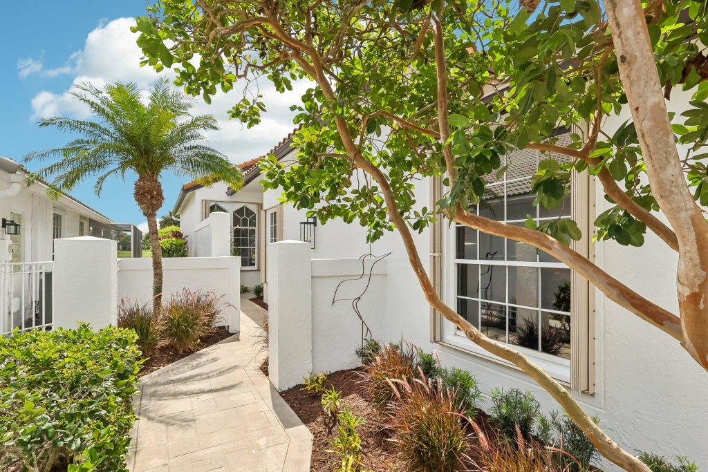 Photo of 12820 Oak Knoll Drive, Palm Beach Gardens, FL 33418 (MLS # R10997485)