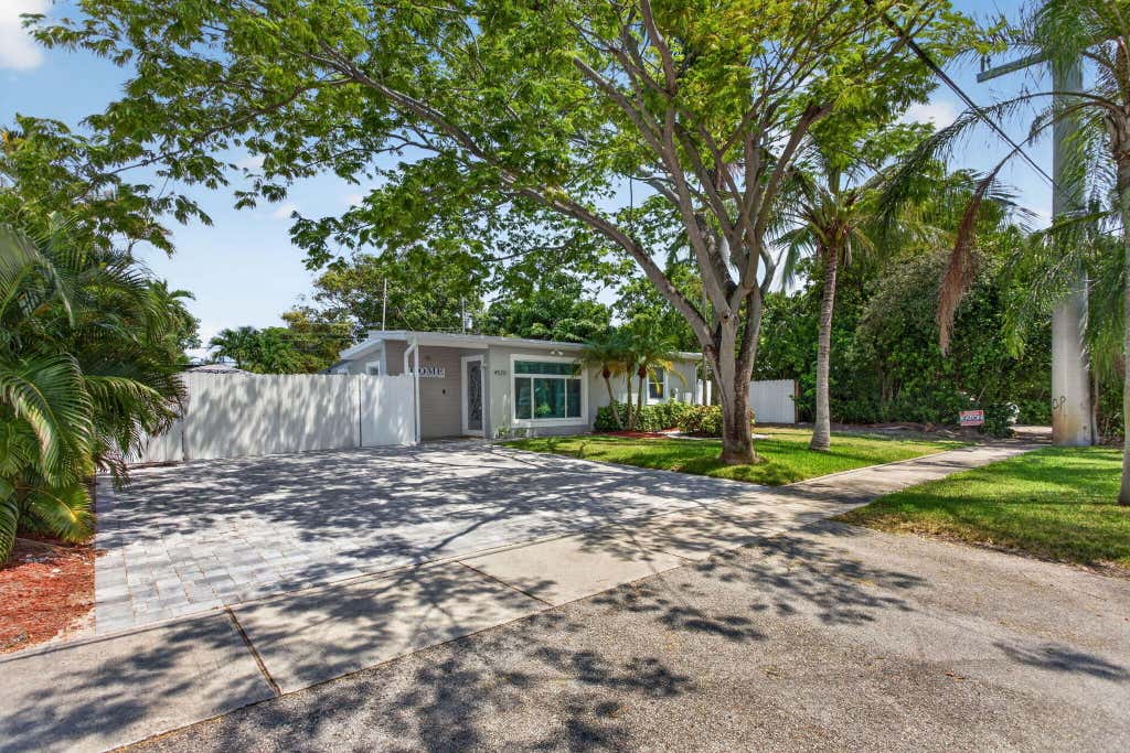 Photo of 4520 NE 15TH Avenue, Pompano Beach, FL 33064 (MLS # B26066828)