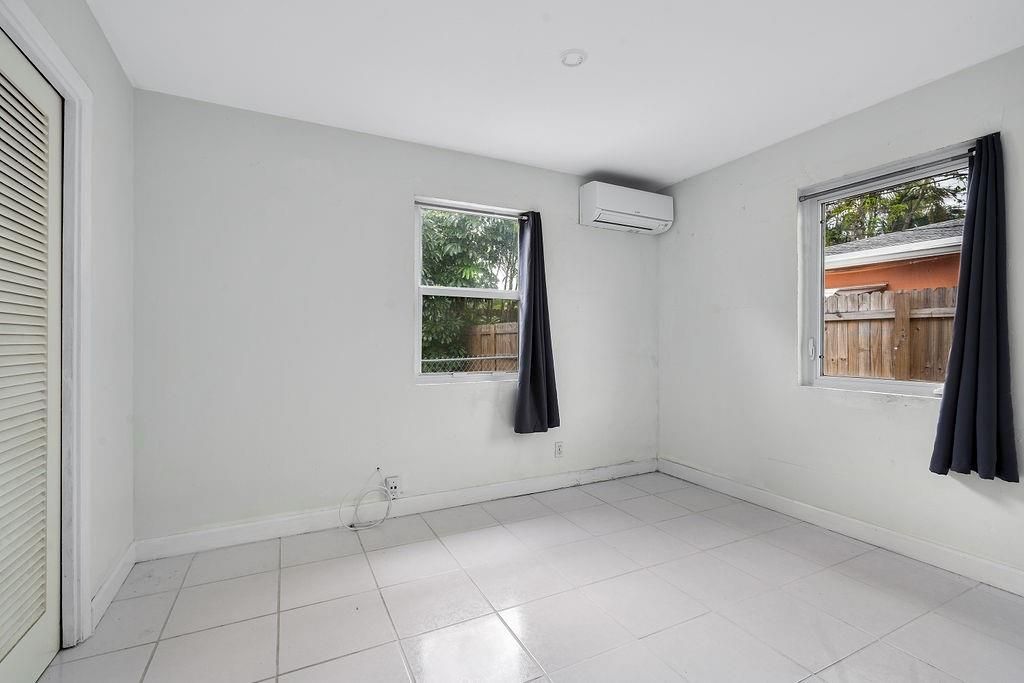 Photo of 236 NE 5th Terrace, Delray Beach, FL 33444 (MLS # F10491213)