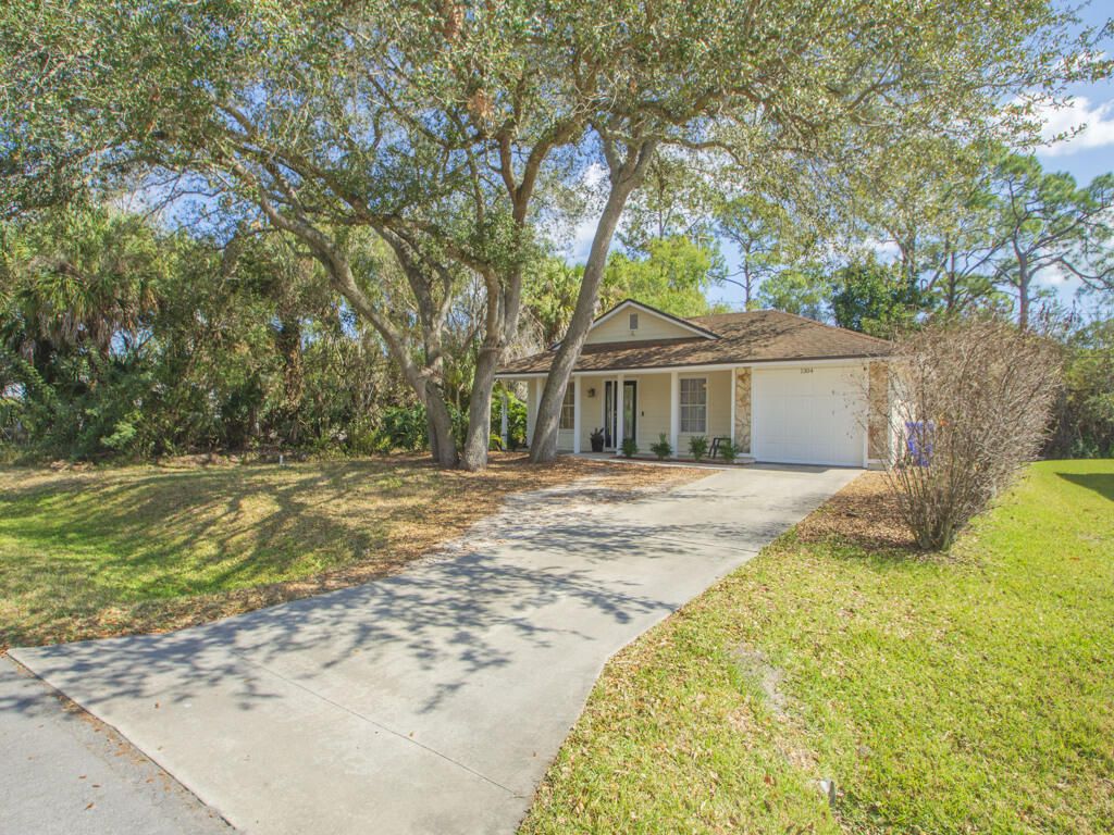 Photo of 1304 32nd Avenue SW, Vero Beach, FL 32968 (MLS # R11168210)
