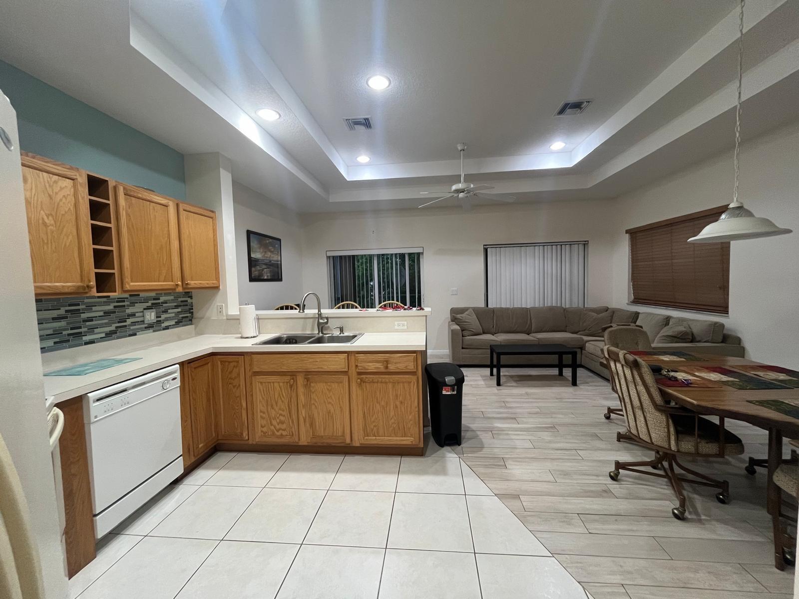 Nice condo on second floor, master suite with king bed, 1.5 baths, spacious kitchen, living and dinning room, nice view balcony, great location in Castle Pines of PGA Village, close to I-95 - Saint Lucie West