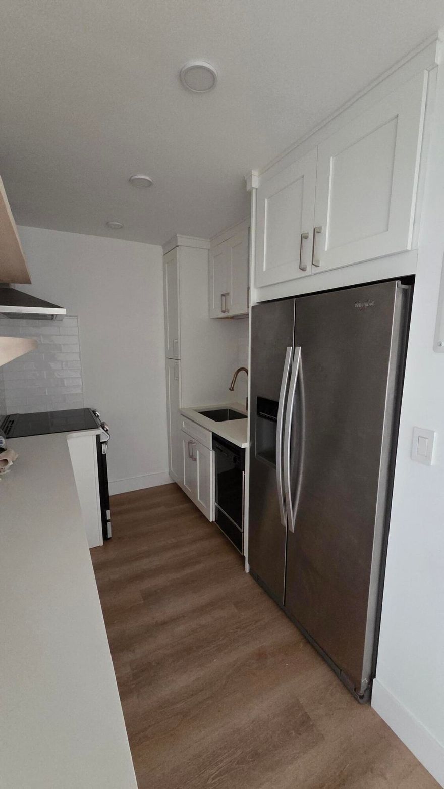 Beautifully remodeled 1/1 in the heart of Fort Lauderdale. Walkability 10/10 Ground floor unit in gated Harbor Dale Condos with assigned parking and guest spaces. Fully updated interior with hurricane impact windows, modern kitchen, laminate flooring, large walk-in closet, and rare in unit washer/dryer hookup. Steps to shops, restaurants, and nightlife. Minutes to beaches, airport, Whole Foods, Publix, LA Fitness, marinas, and Las Olas. Pet friendly community with pool, grilling area, and bike storage. Easy to show.