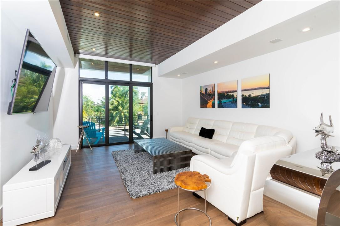 LAUDERDALE SHORES CORR PL - Residential