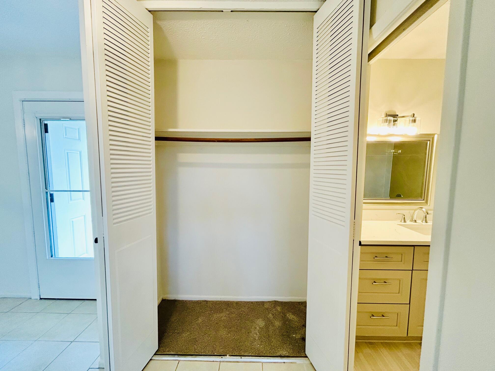 CRESTHAVEN VILLAS 4 CONDO - Residential