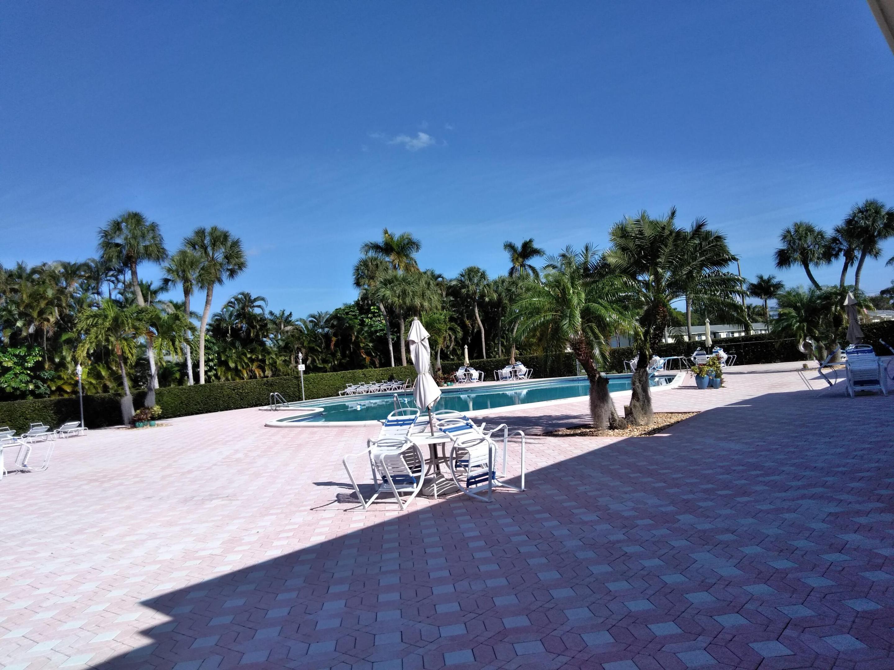 CRESTHAVEN VILLAS 4 CONDO - Residential