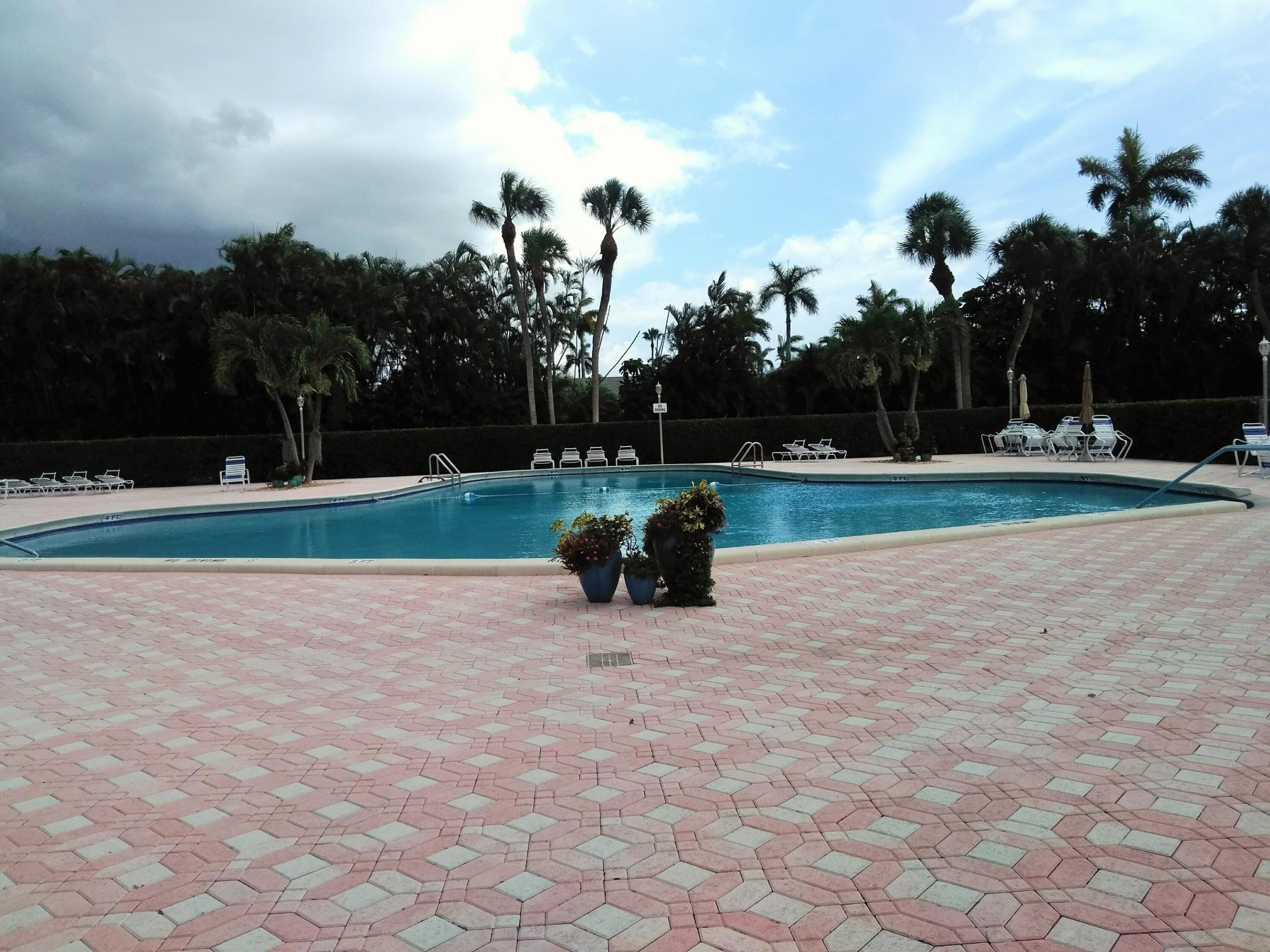 CRESTHAVEN VILLAS 4 CONDO - Residential