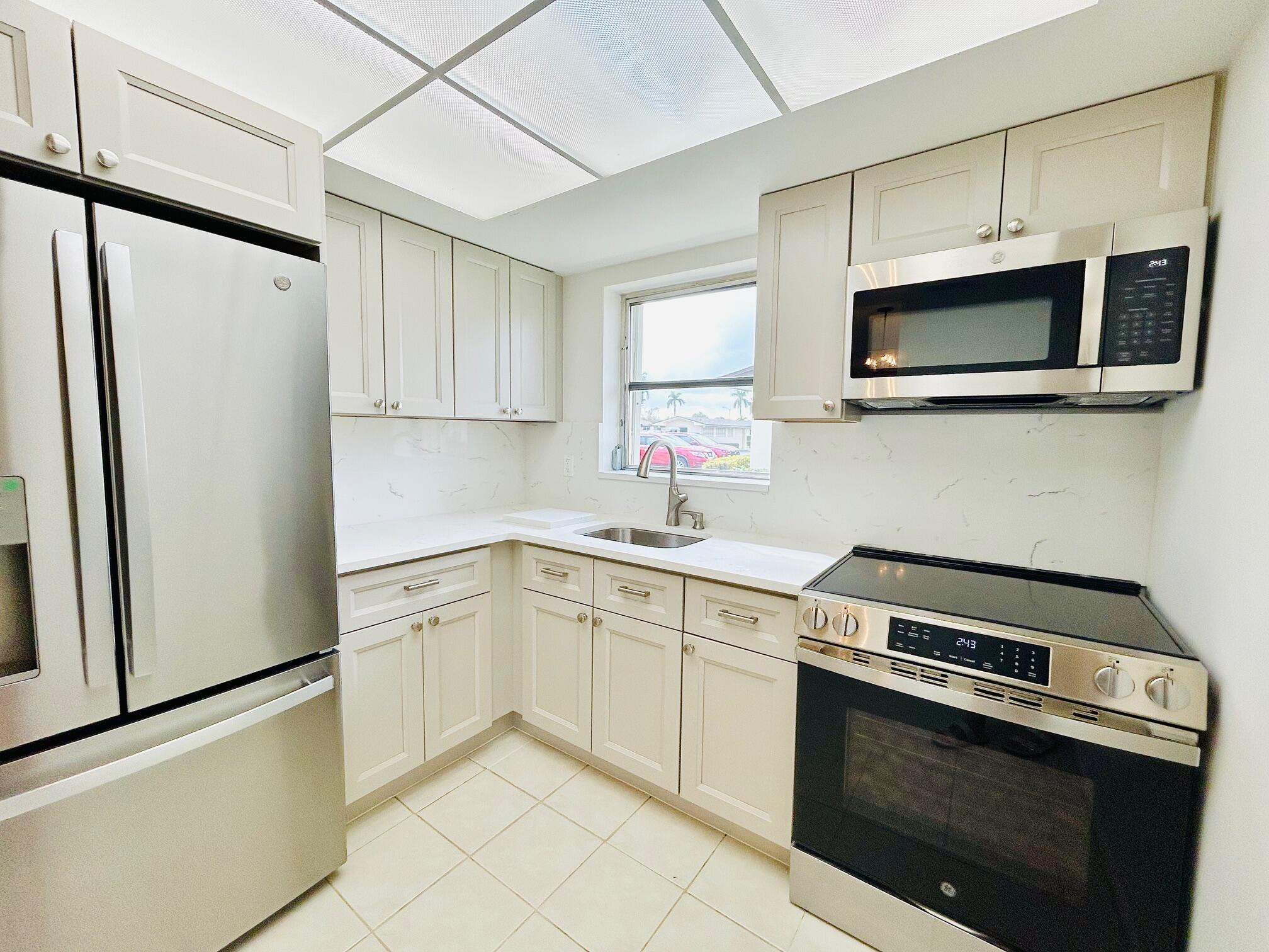 CRESTHAVEN VILLAS 4 CONDO - Residential