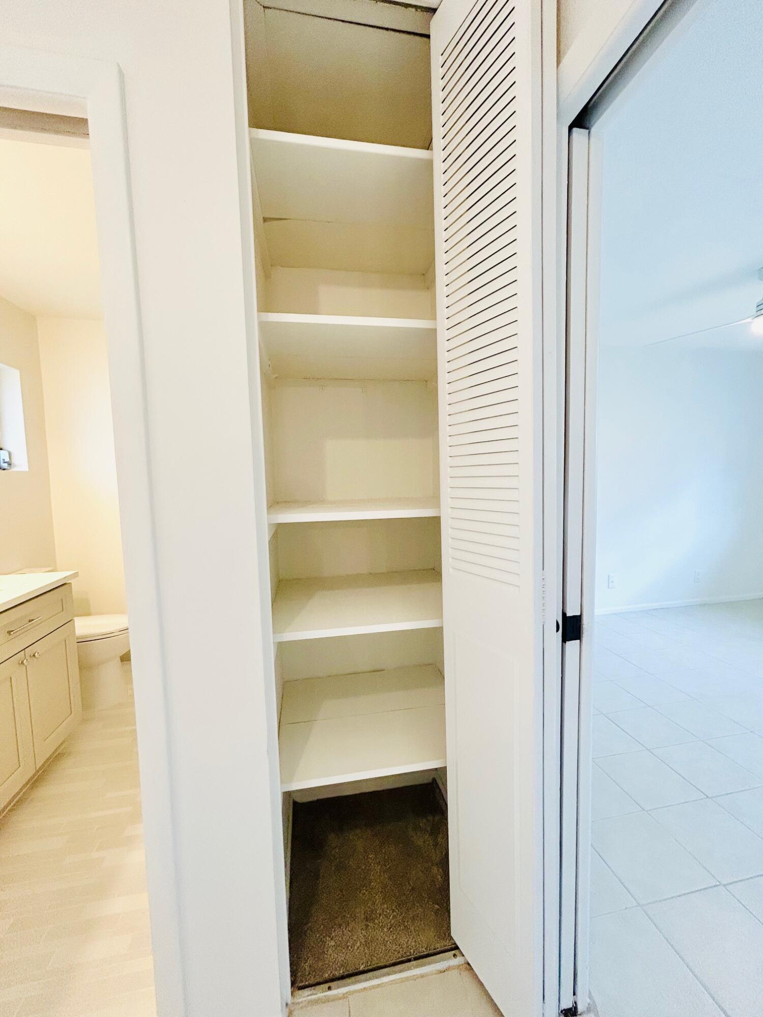 CRESTHAVEN VILLAS 4 CONDO - Residential