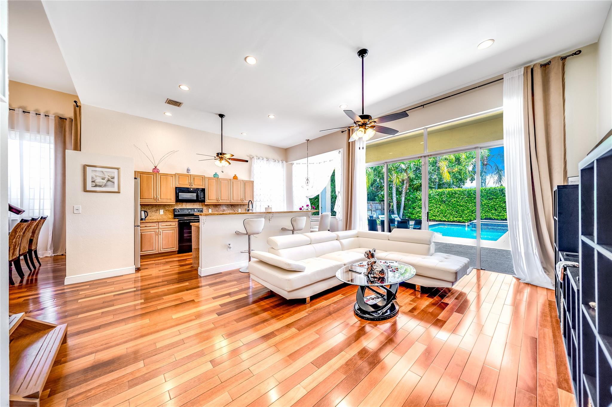 NON FLOOD STREET! One of the best locations in Hollywood. 5min to Hollywood beach, 5 min to Gulfstream park and casino, 15 min to Aventura mall. Grocery stores and restaurants 2 min.
Quiet neighborhood but close to everything. Cul-De-Sac street.
Master bedroom on the 1st floor. Hight ceilings, wood floors in each room, beautiful view of pool area.
No approval needed.