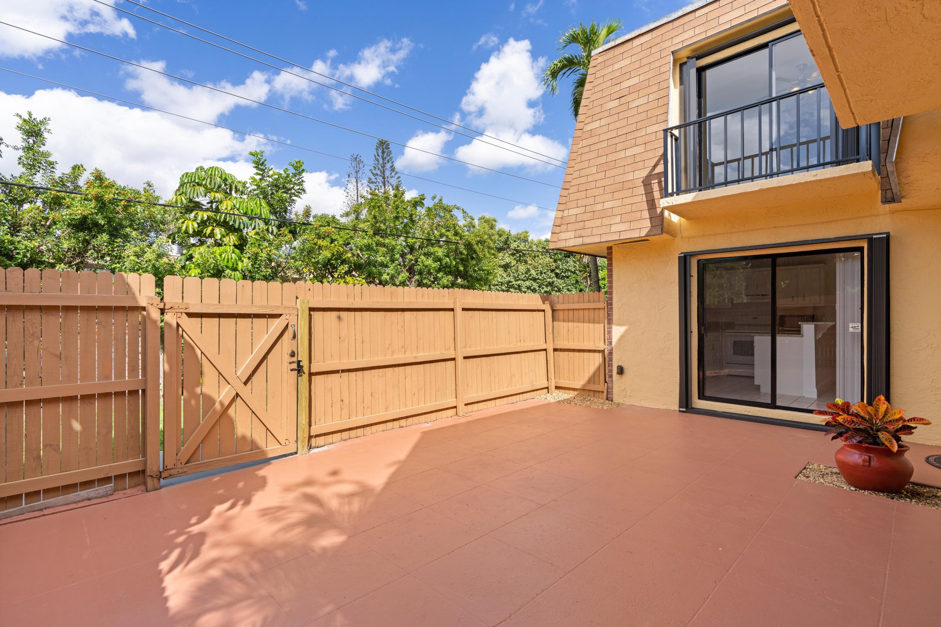 PALM SPRINGS TOWNHOMES AS - Residential Lease