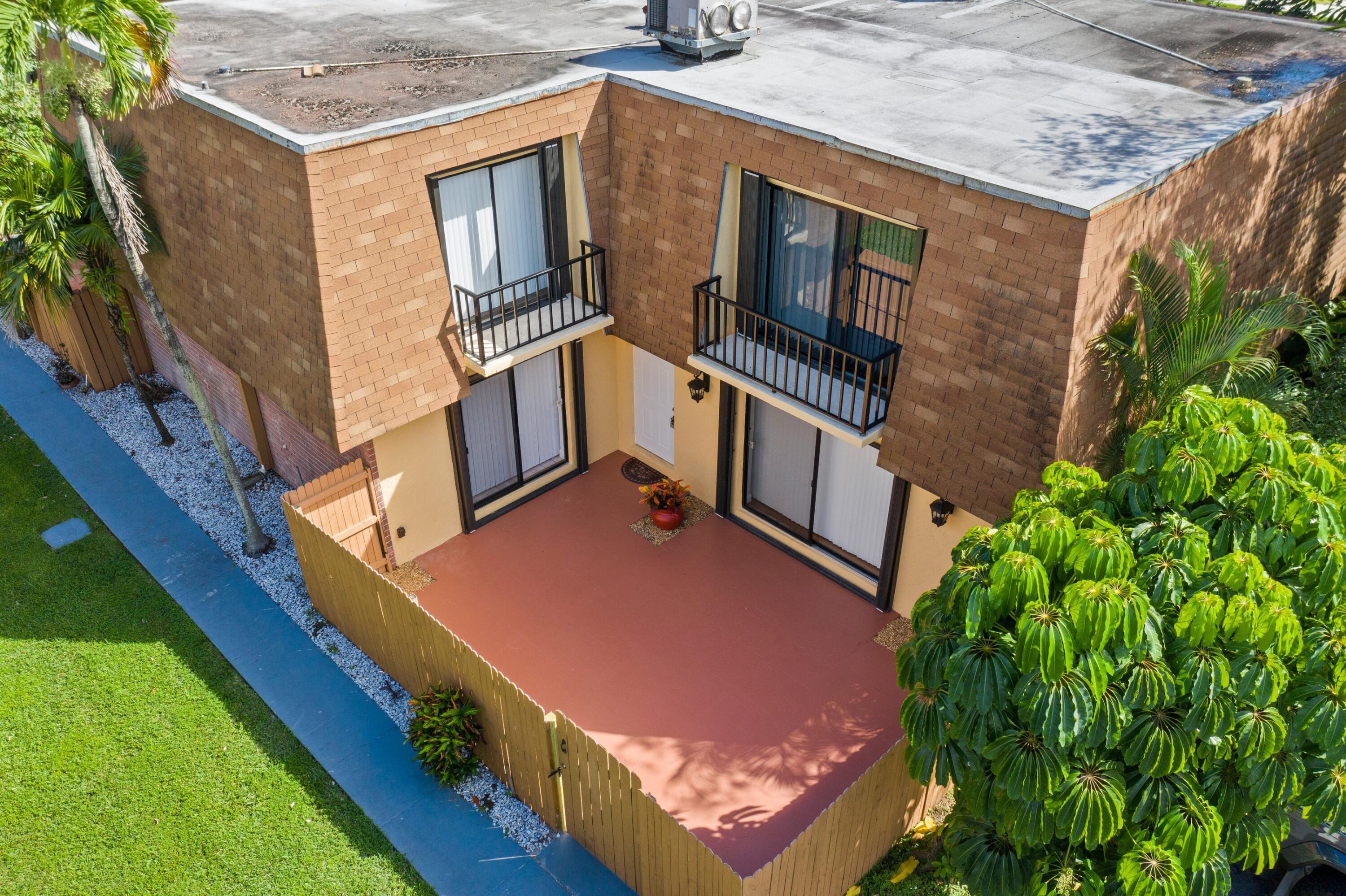 PALM SPRINGS TOWNHOMES AS - Residential Lease