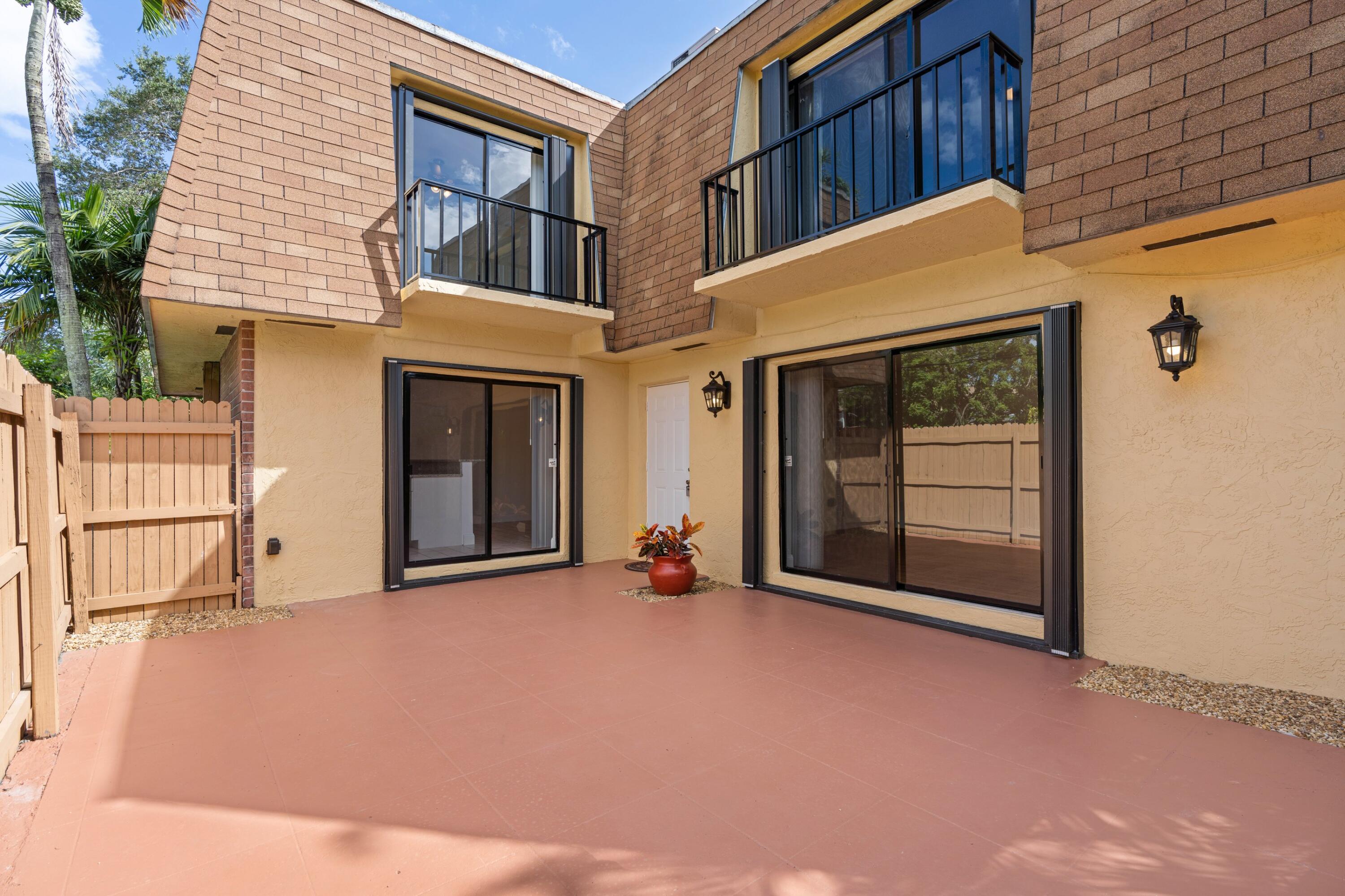 PALM SPRINGS TOWNHOMES AS - Residential Lease