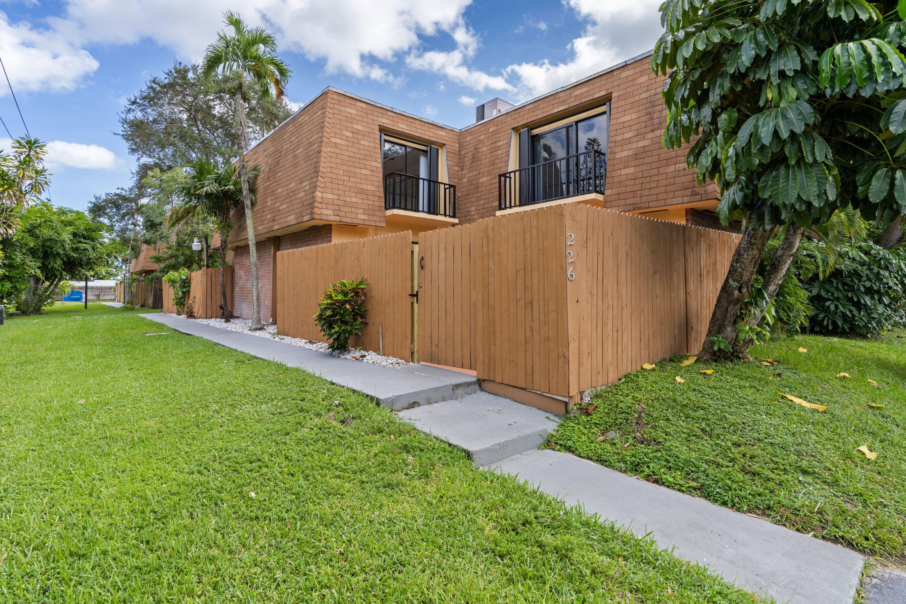 PALM SPRINGS TOWNHOMES AS - Residential Lease