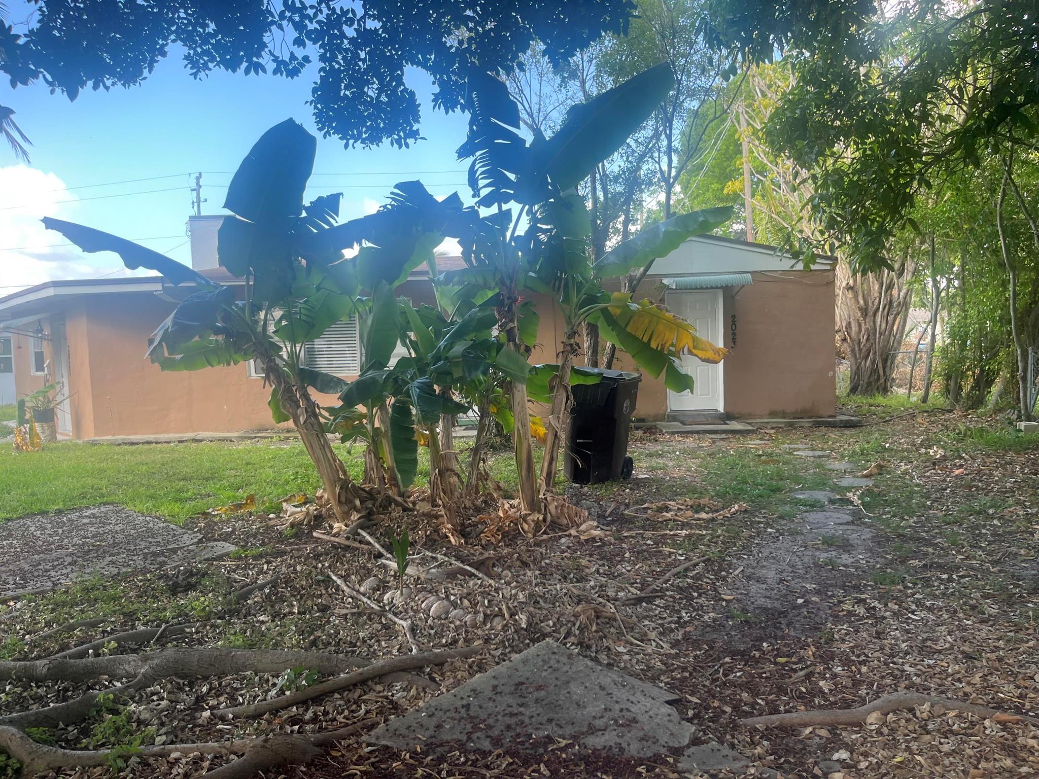 Quant Bungalow, in the Flamingo Park area, tile floors, Off street parking. Location!!! water included must have good working history as well as rental, no evictions
