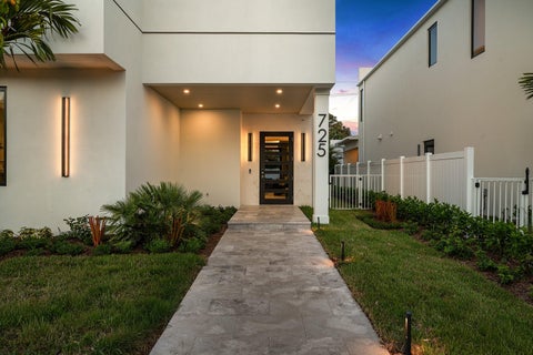Tiny photo for 725 SE 4th Avenue, Delray Beach, FL 33483 (MLS # B26090710)