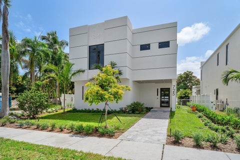 Tiny photo for 725 SE 4th Avenue, Delray Beach, FL 33483 (MLS # B26090710)