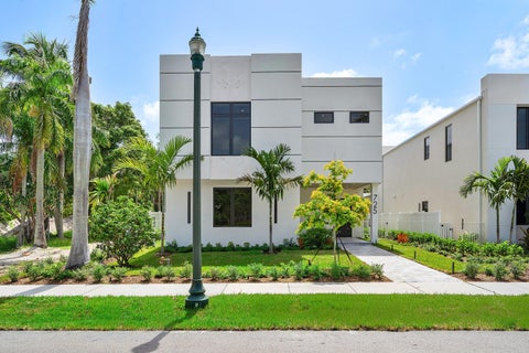 Tiny photo for 725 SE 4th Avenue, Delray Beach, FL 33483 (MLS # B26090710)