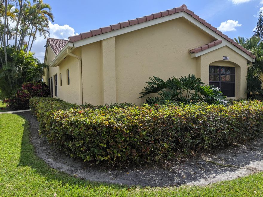 GREAT 3 BD/ 2BA VILLA IN THE HEART OF CENTRAL BOCA RATON! LARGE CORNER UNIT IN NEWER SECTION OF THORNHILL LAKE, WITH LOTS OF GREEN SPACE ALL AROUND. GLASSED IN SUNPORCH, TILE FLOORS THROUGH OUT.  CARPET HAS BEEN REPLACED.  STAINLESS STEEL APPLIANCES, THIRD BEDROOM USED AS DEN OR BEDROOM. TWO ASSIGNED PARKING SPACES, COMMUNITY POOL AND CABANA, AMPLE PARKING, BEAUTIFULLY MAINTAINED COMMUNITY CLOSE TO SHOPS, RESTAURANTS, HOUSES OF WORSHIP, I-95 AND TURNRNPIKE. A RATERD SCHOOLS.  THIS IS A GEM!!!!!