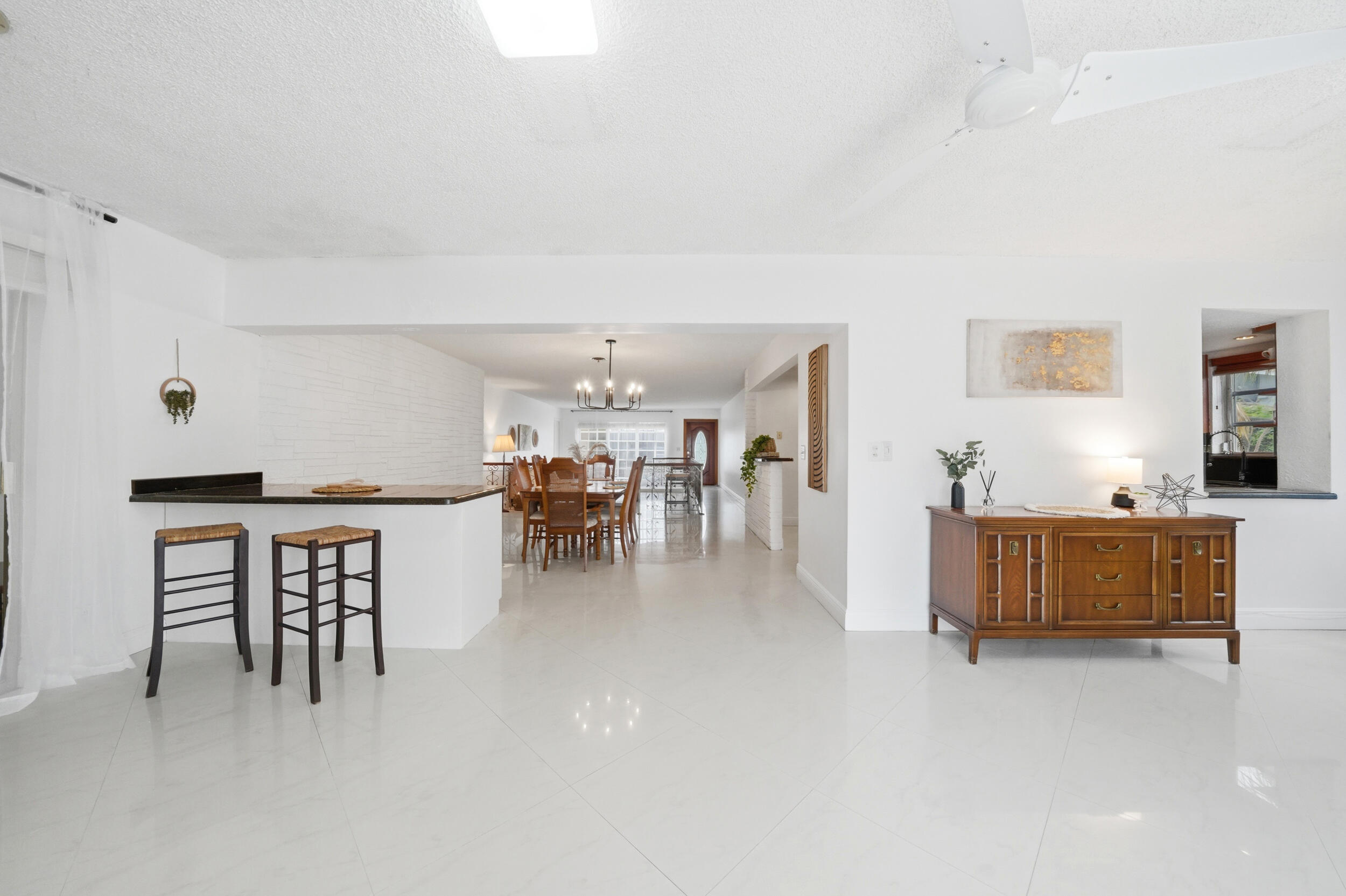 HOLLYWOOD HILLS - Residential