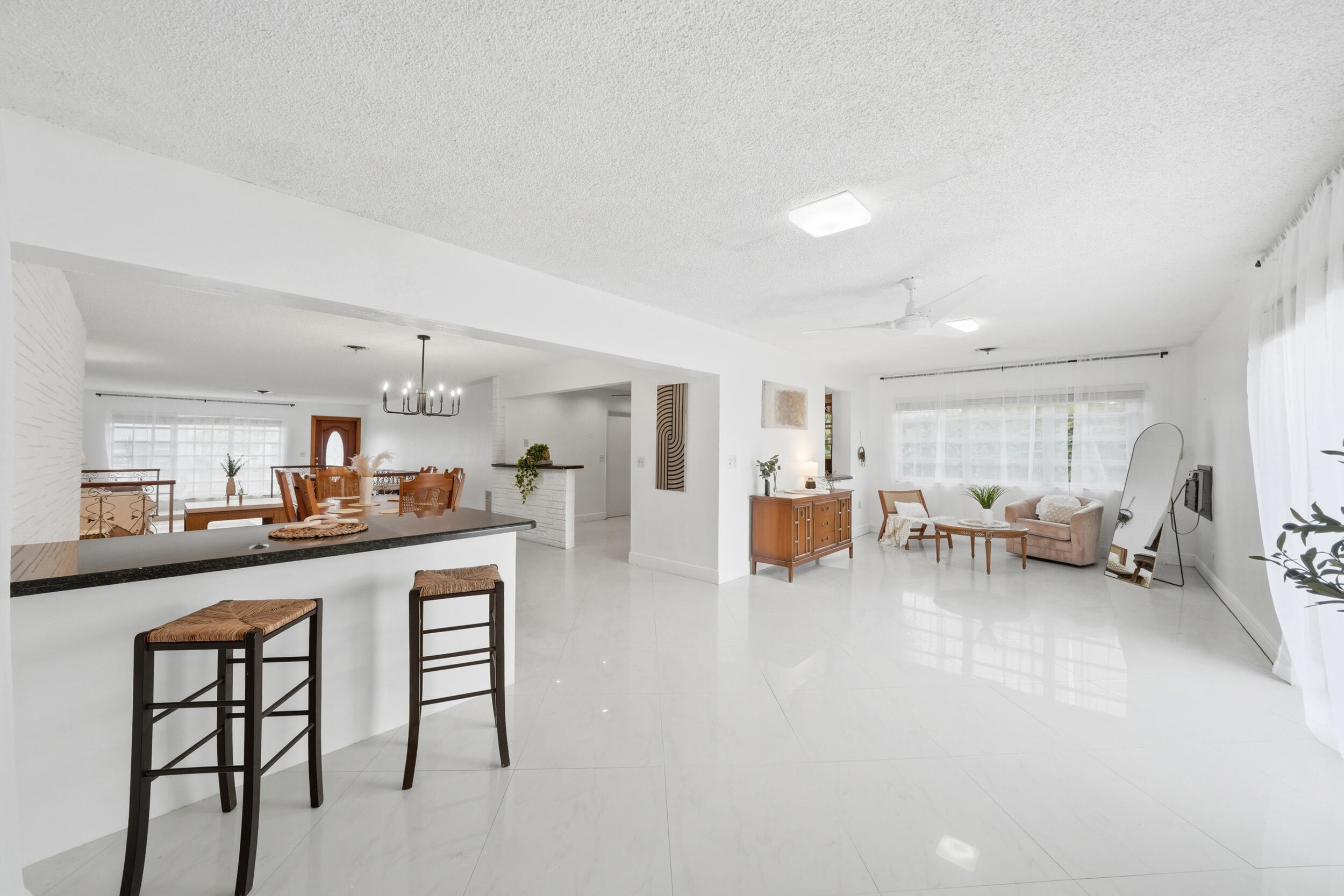 HOLLYWOOD HILLS - Residential