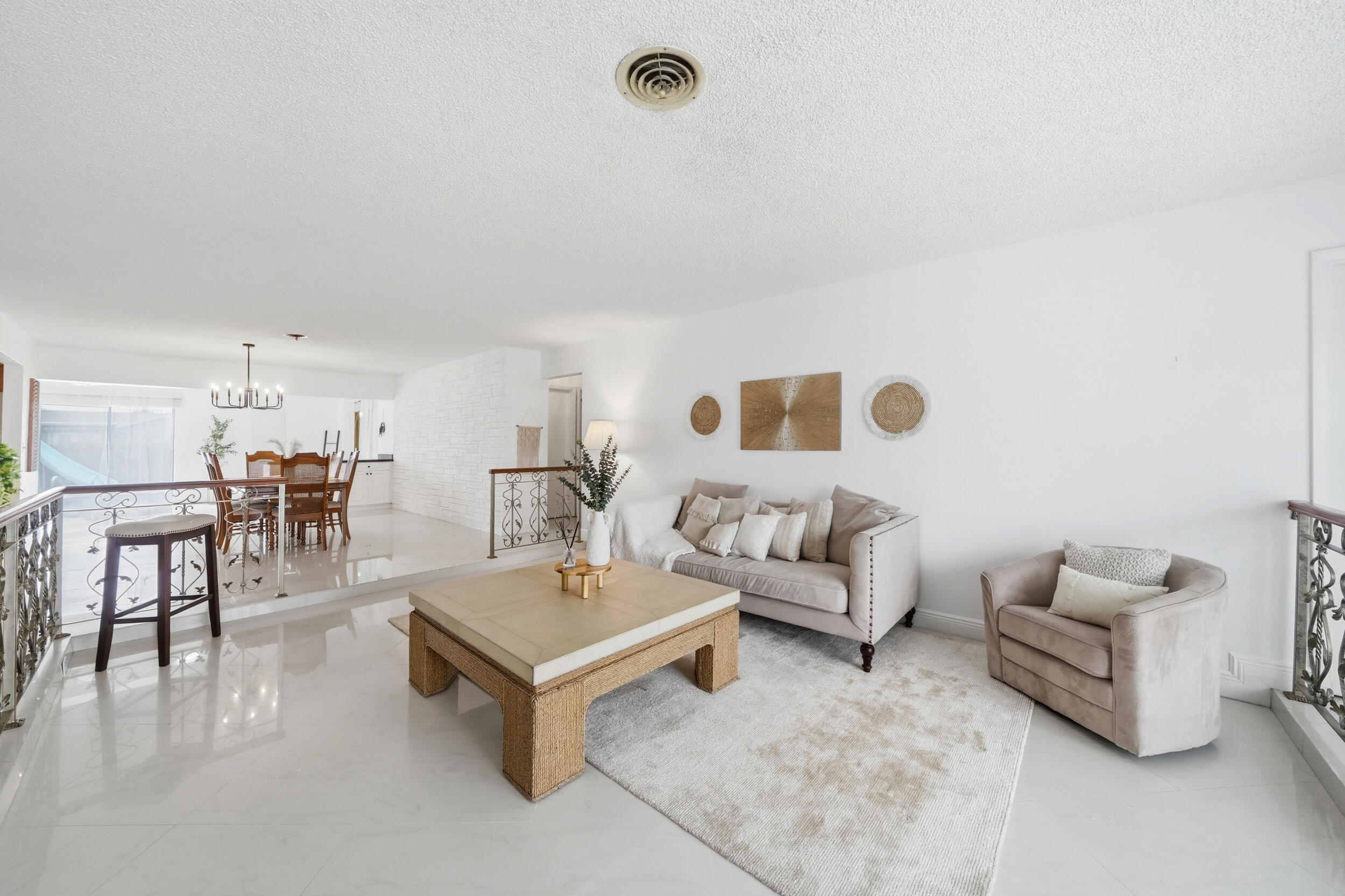 HOLLYWOOD HILLS - Residential
