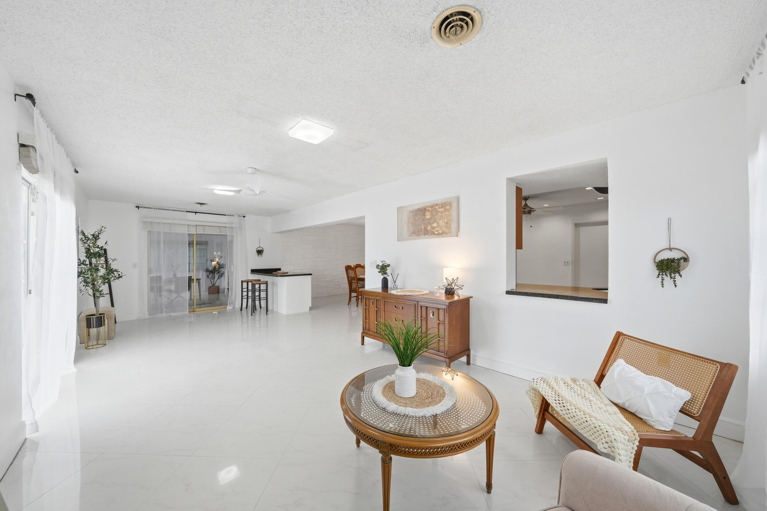 HOLLYWOOD HILLS - Residential