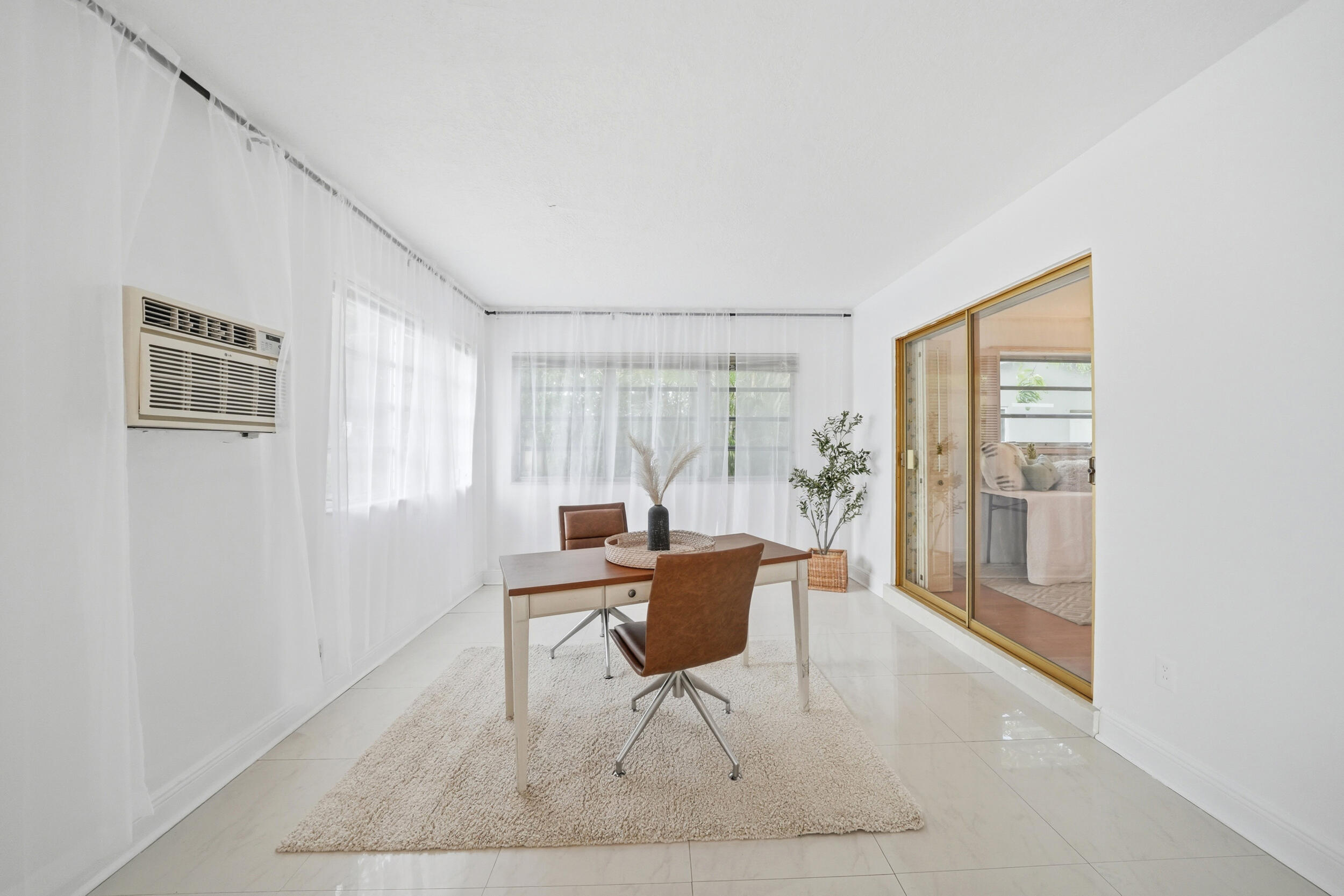 HOLLYWOOD HILLS - Residential