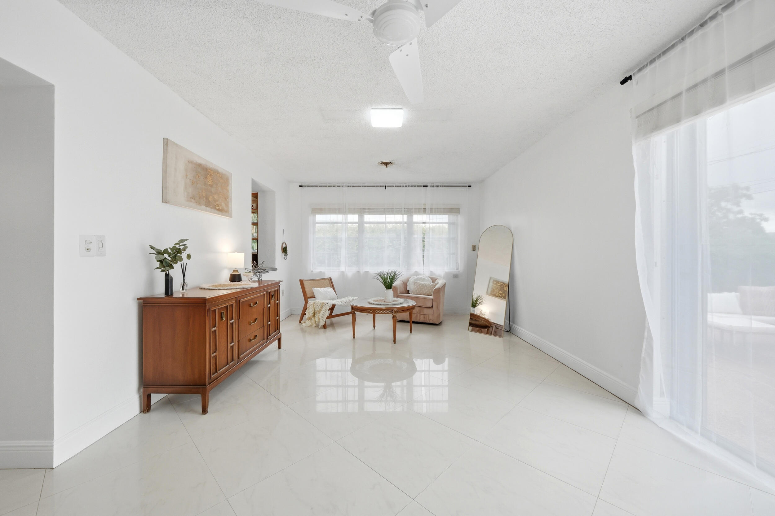 HOLLYWOOD HILLS - Residential