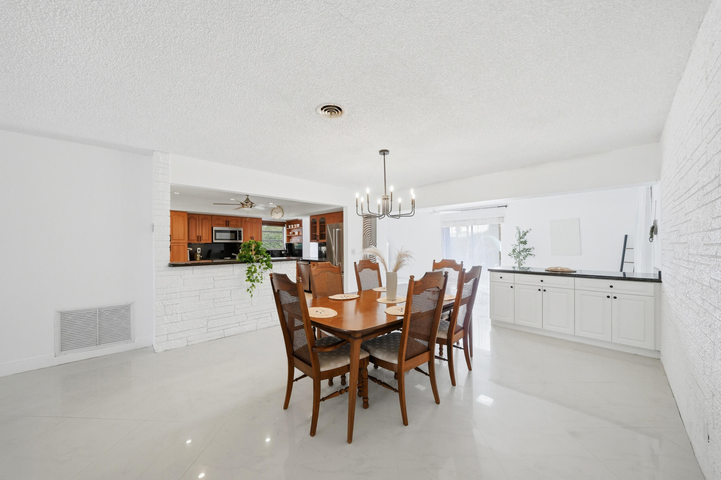 HOLLYWOOD HILLS - Residential