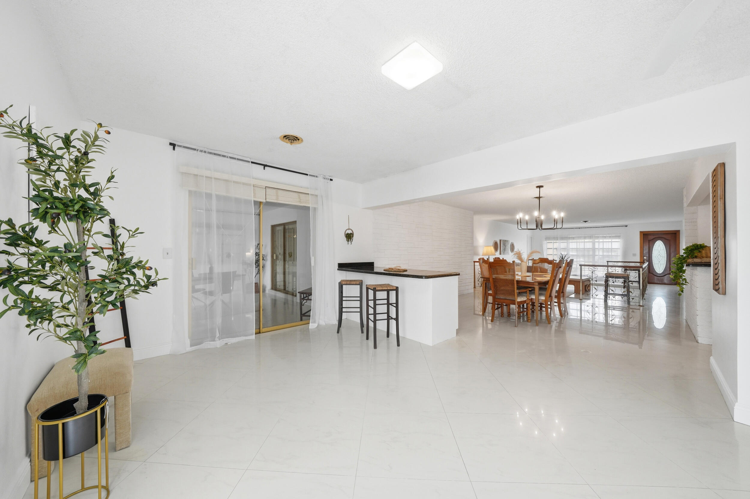 HOLLYWOOD HILLS - Residential