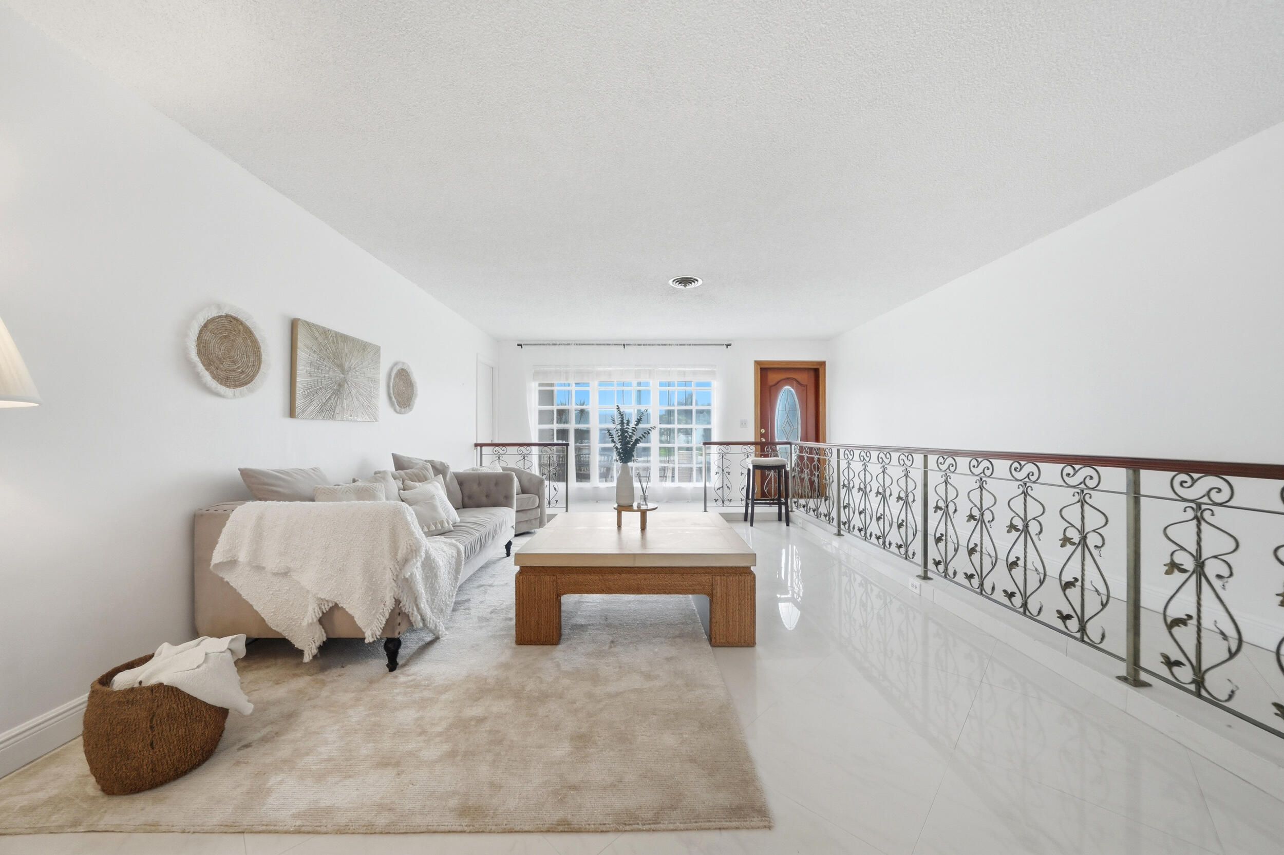 HOLLYWOOD HILLS - Residential