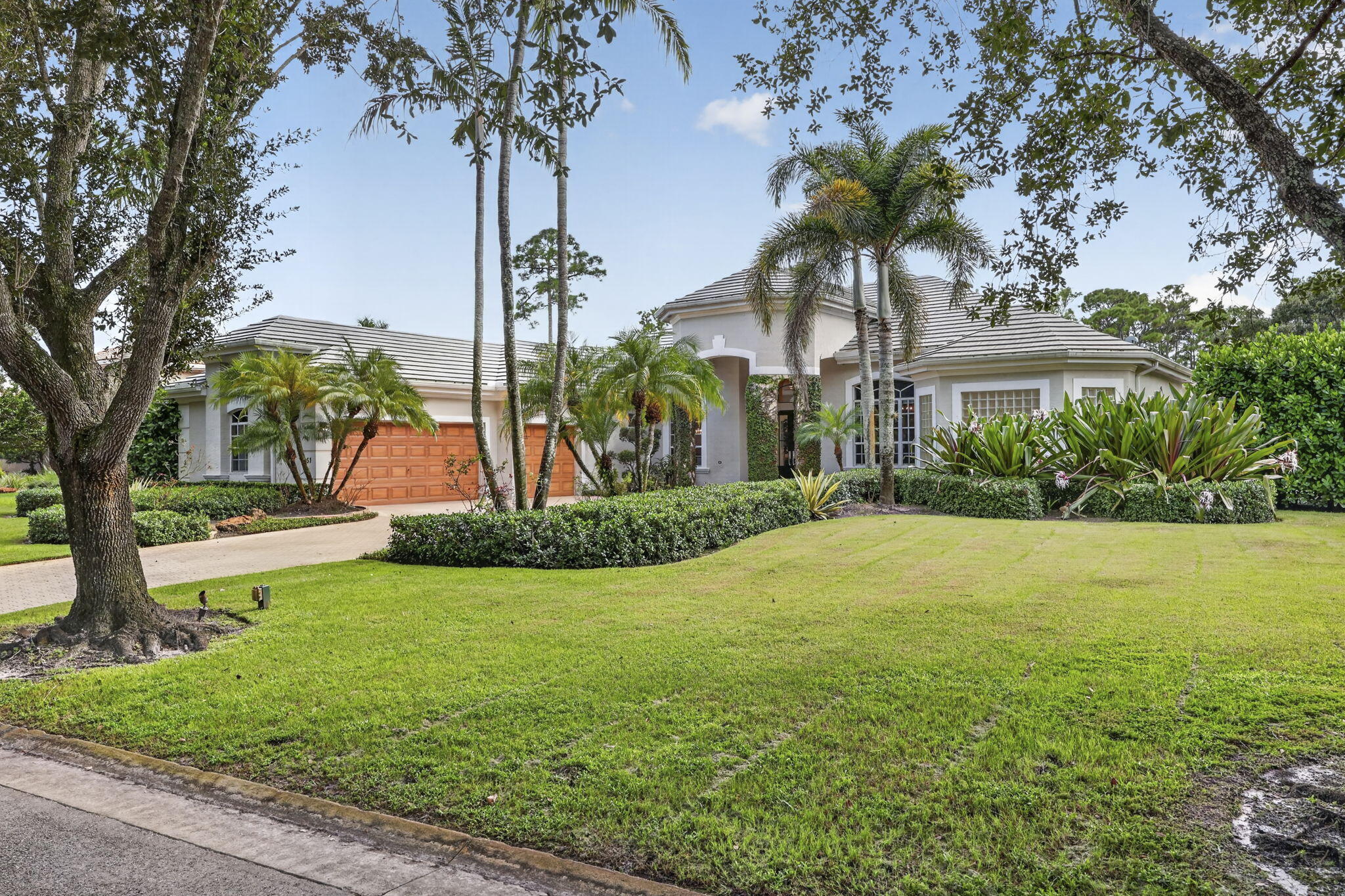 Properties 851 FOREST GLEN Lane