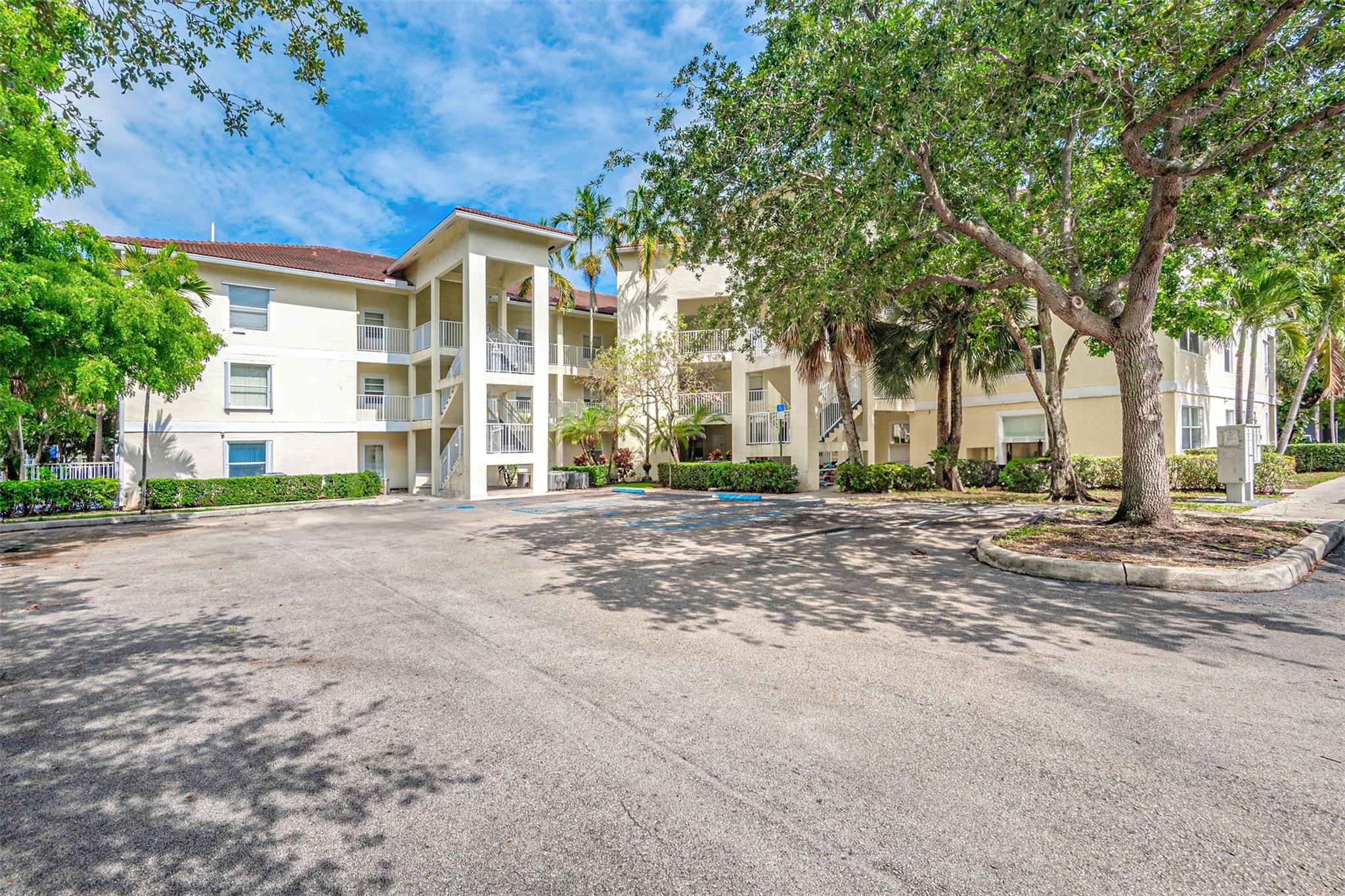 2901 Riverside Dr 102