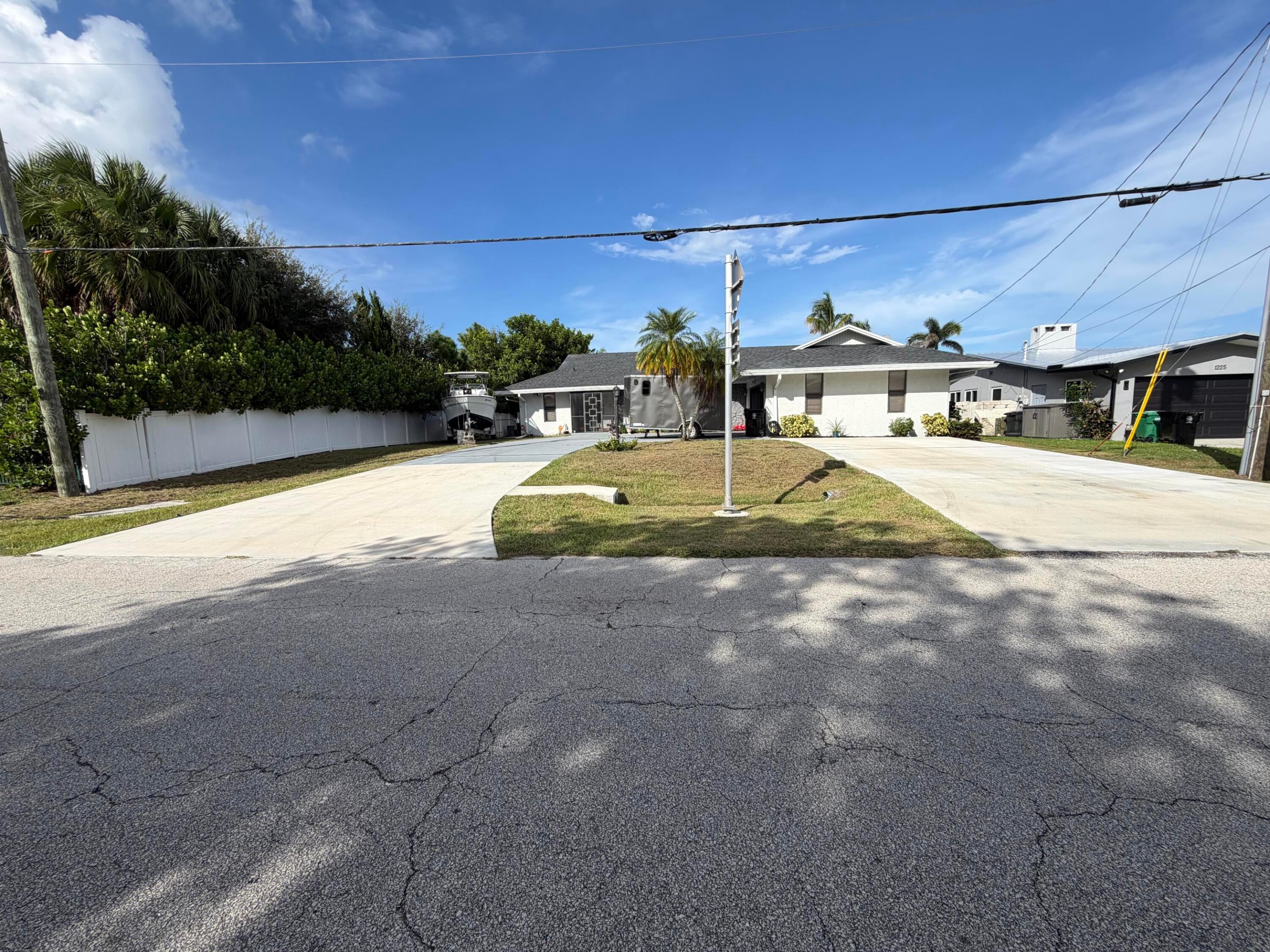 1219 SE CORAL REEF Street
