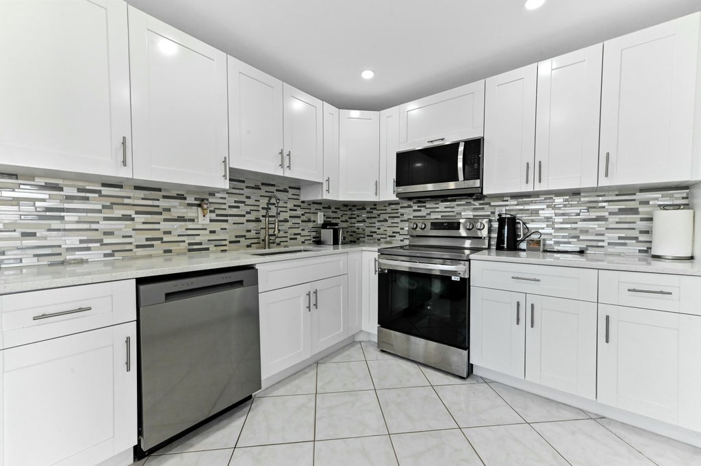 Photo of 528 Burgundy K Avenue, Delray Beach, FL 33484 (MLS # B26081712)