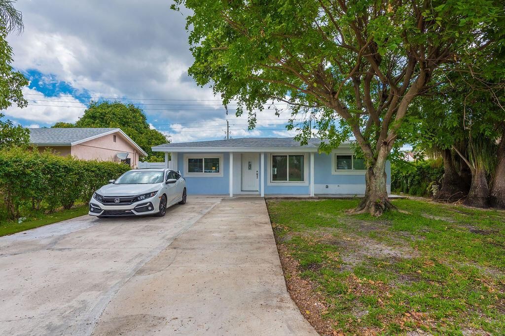 Photo of 626 NW 7th Street, Boynton Beach, FL 33426 (MLS # R11091113)