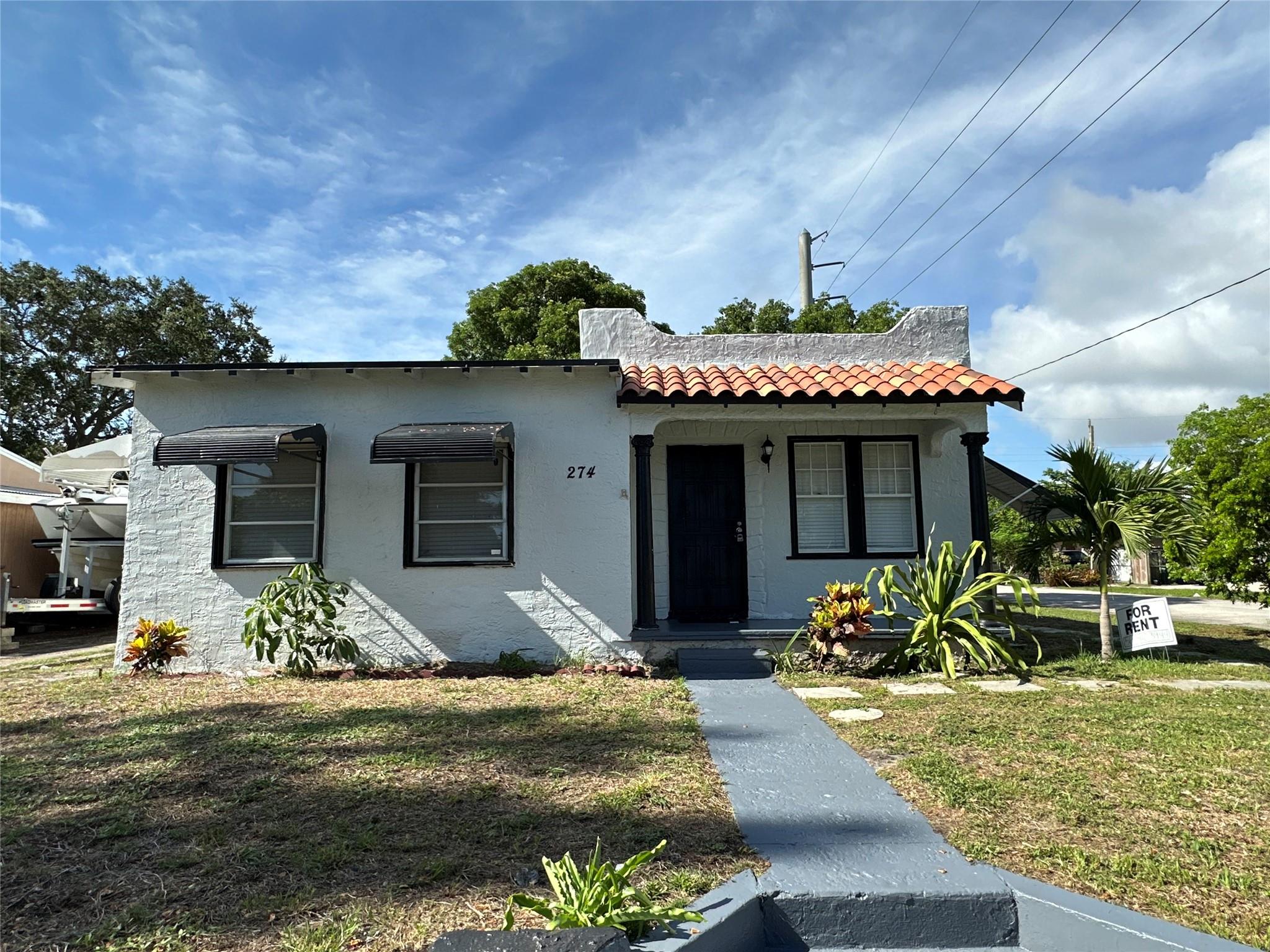 FABULOUS 1 BED 1 BATH WITH UPDATED, FRESHLY PAINTED KITCHEN, CENTRALLY LOCATED NEAR PEANUT ISLAND, PGA MALL, BEACHES, RESTAURANTS AND I95.