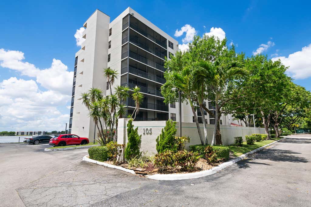 Photo of 105 Lake Emerald Drive #706, Oakland Park, FL 33309 (MLS # B26047841)