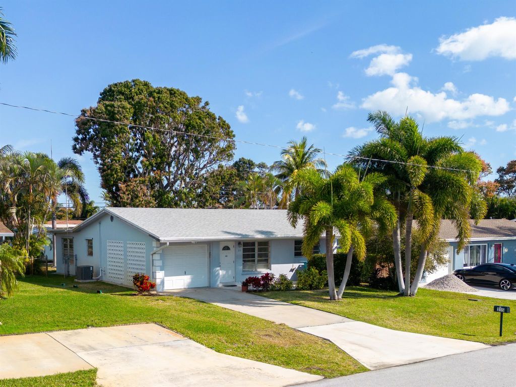 Photo of 315 SW 8th Avenue, Boynton Beach, FL 33435 (MLS # R10962522)