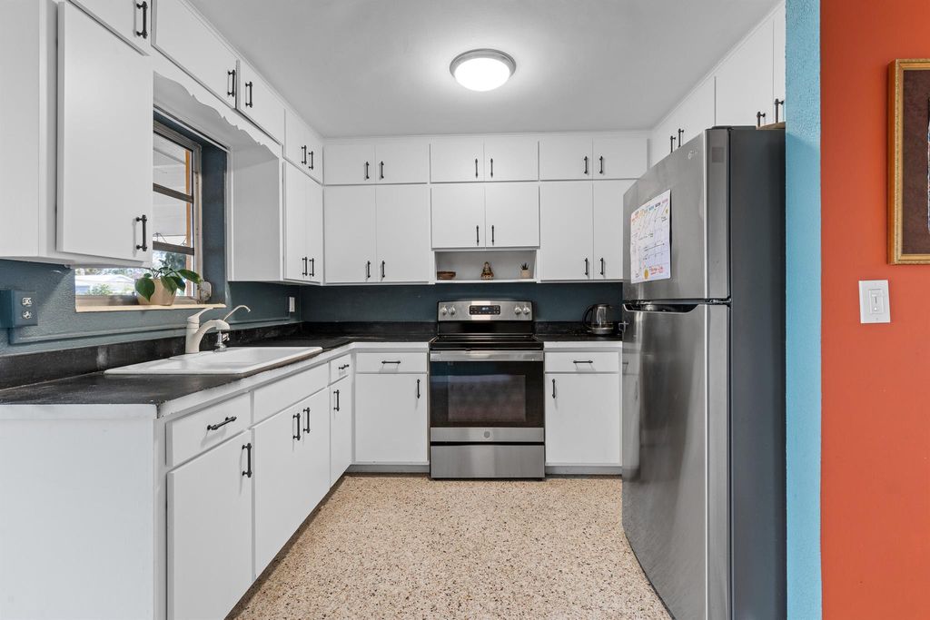 Photo of 315 SW 8th Avenue, Boynton Beach, FL 33435 (MLS # R10962522)