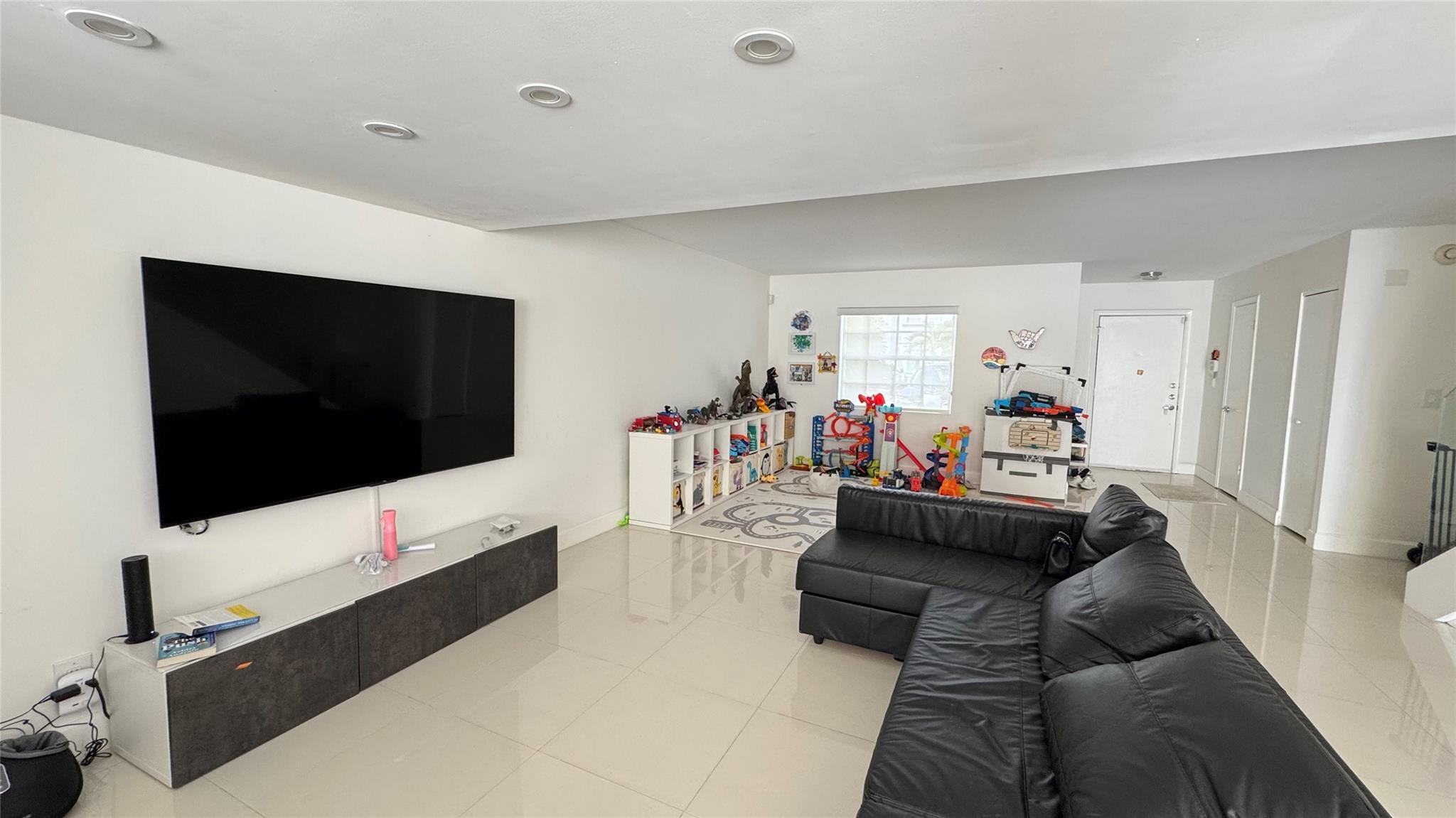 Townhouses Of Venetian Pa - Residential Lease