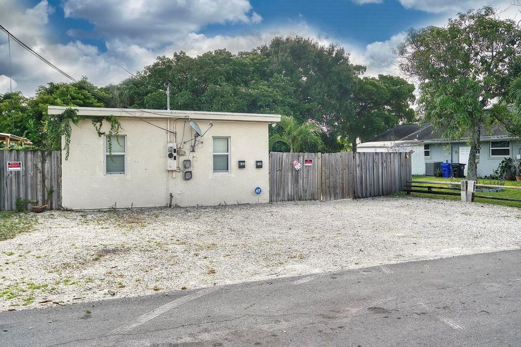 Photo of 632 NW 14th Ter, Fort Lauderdale, FL 33311 (MLS # F10530056)
