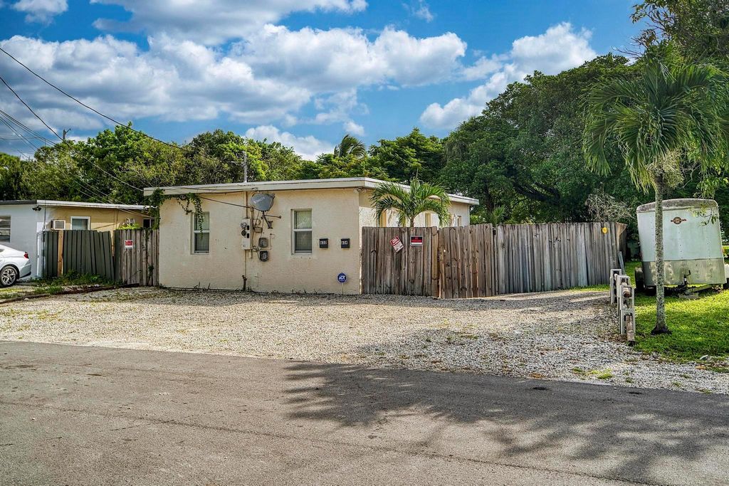 Photo of 632 NW 14th Ter, Fort Lauderdale, FL 33311 (MLS # F10530056)
